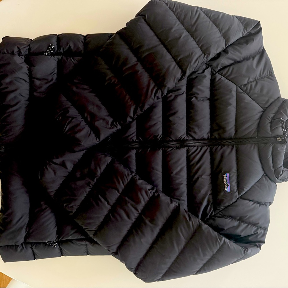 Patagonia kids down jacket size XL/14 in black. Worn once no tags.
